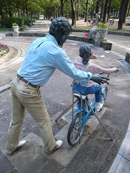 靭公園のオブジェ「初めての自転車」